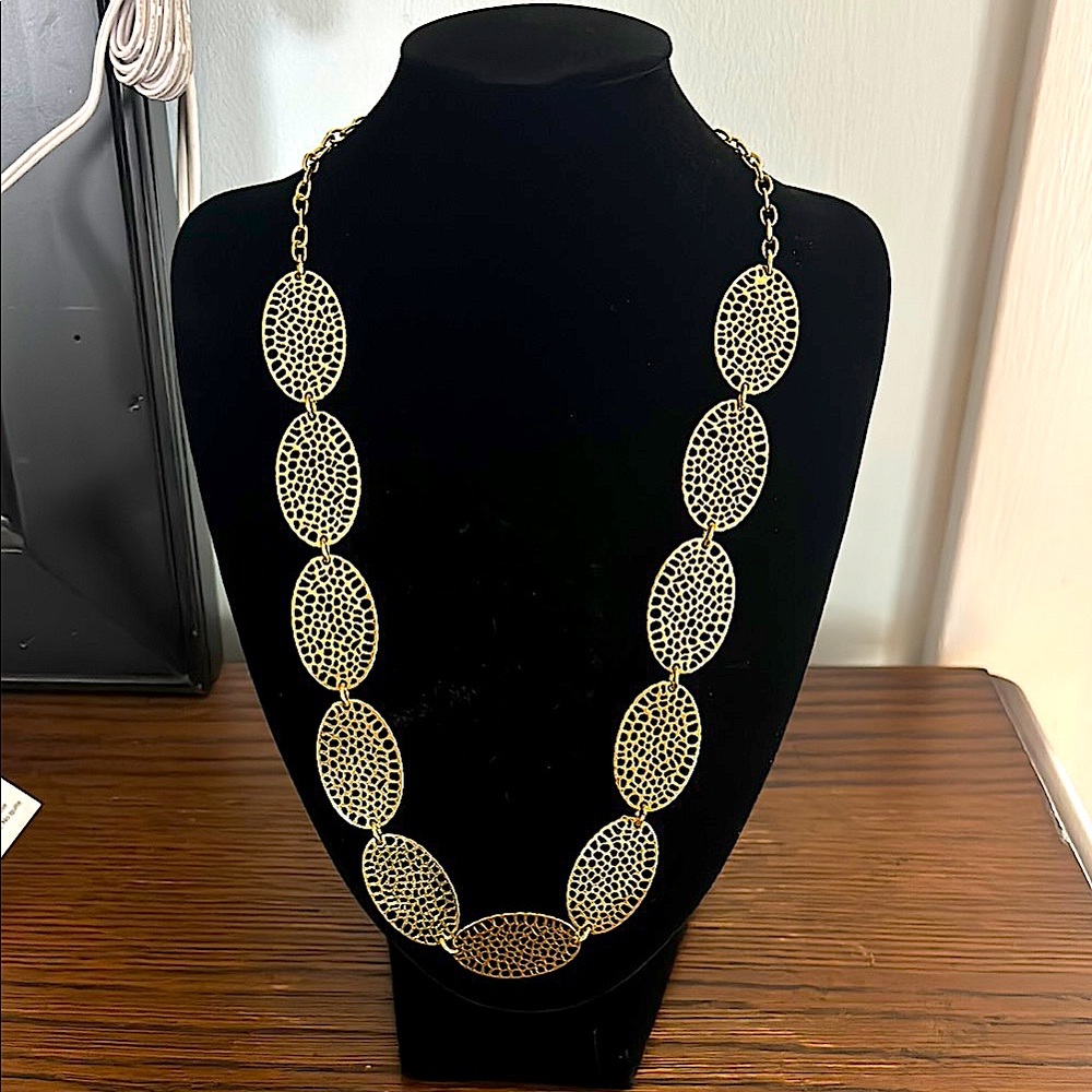 Elegant Gold Oval Link Necklace